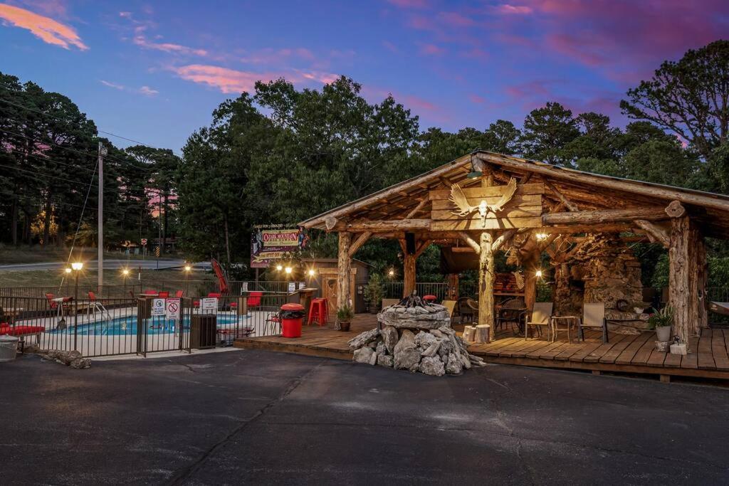 Stonegate Lodge Fire Pit 50In Tv Salt Water Pool Fast Wi-Fi Room #301 Eureka Springs Zewnętrze zdjęcie